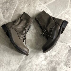 NWOT ZIGI SOHO faux vegan leather grey combat style lace up boots size 7.5